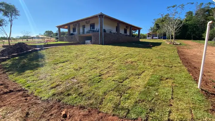 Vivienda terminada con galería y muros de piedra