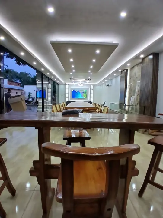Interior de salón con cielorraso iluminado