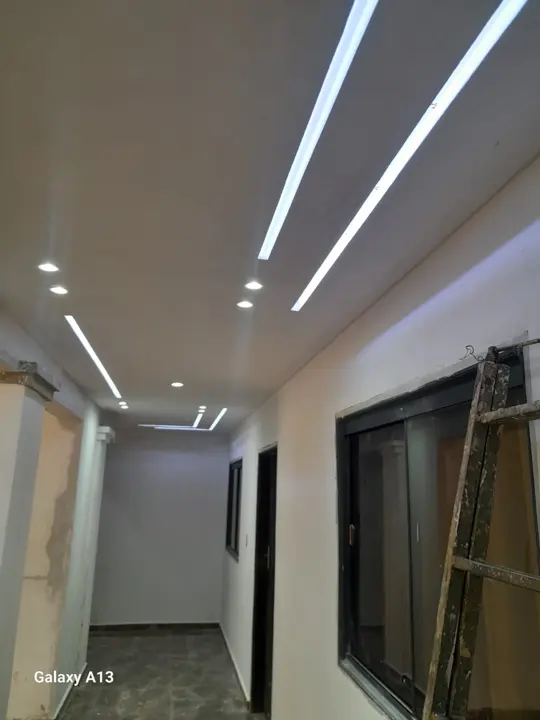 Pasillo con líneas de luz LED empotradas