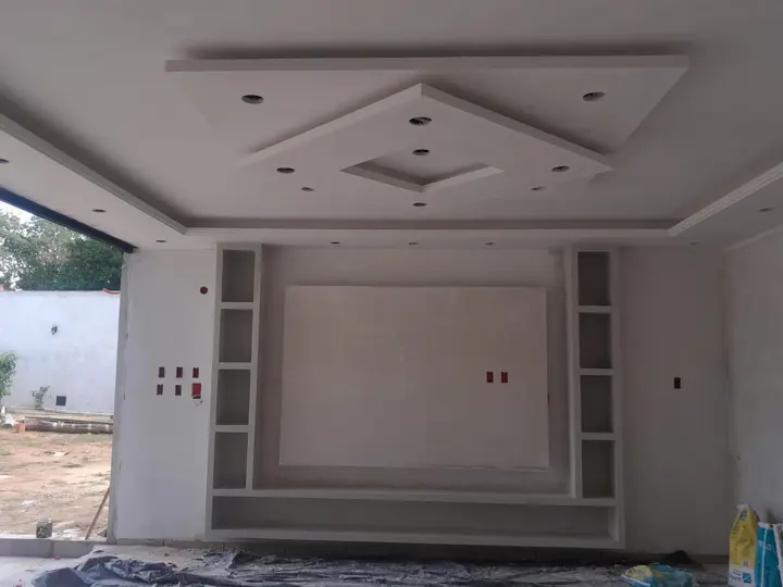 Cielorraso de yeso y mueble de TV en construcción