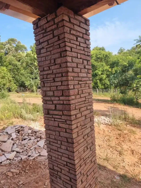 Columna revestida en piedra