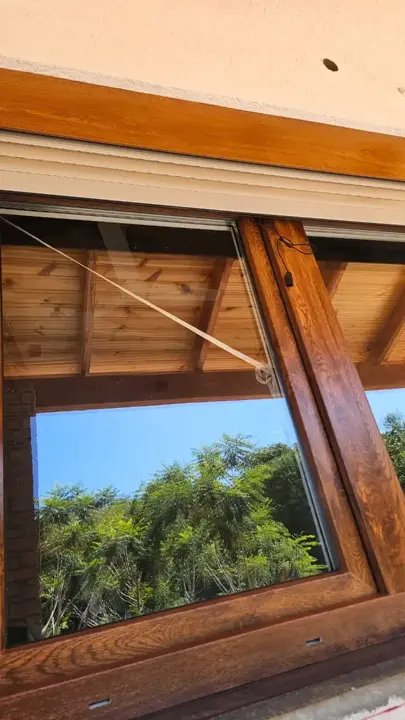 Ventana de madera y techo de galería