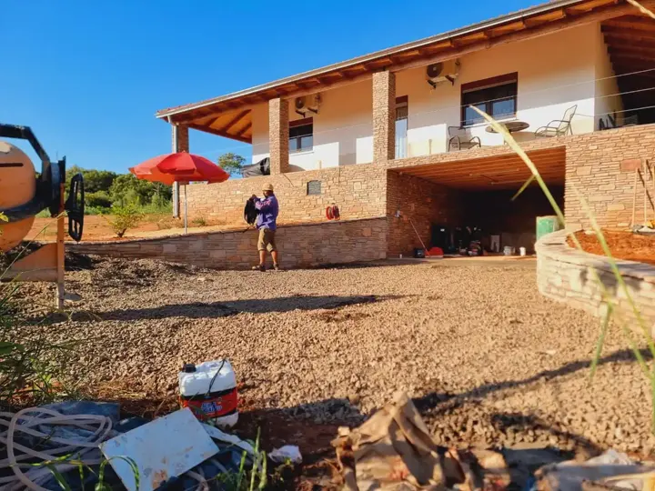 Obra de vivienda con quincho y muros de piedra